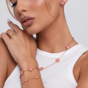 Pink clover charm grivnata koato nosi kasmet s rozov blasak copy 68b765d17c0bf 1920x1920